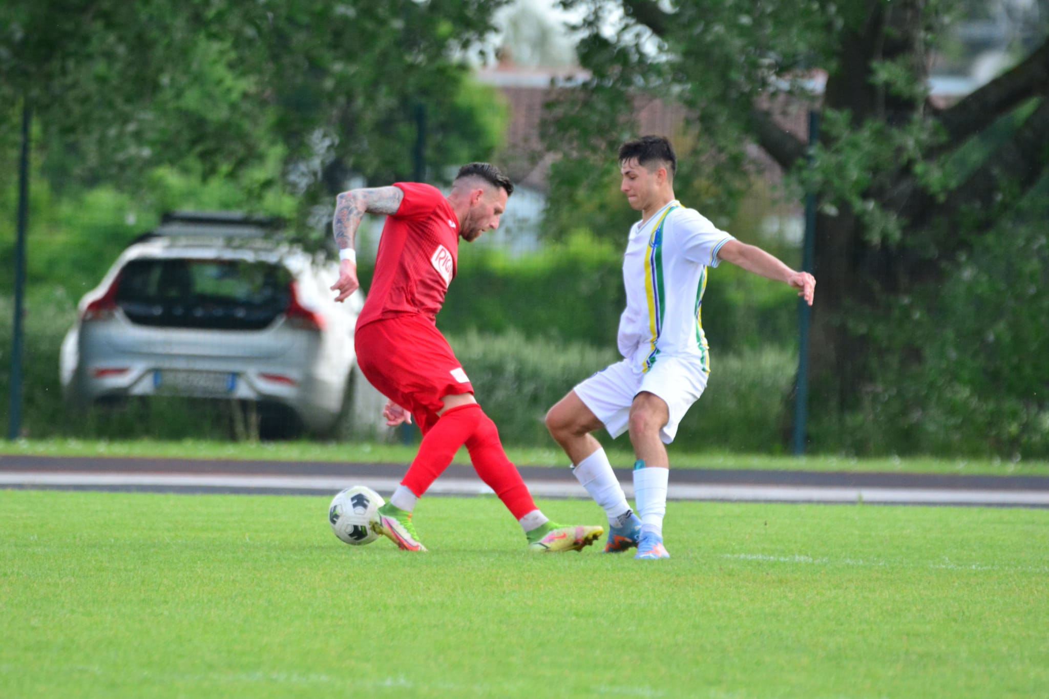 Highlights e contrasto di gioco durante una sfida della Prima Squadra