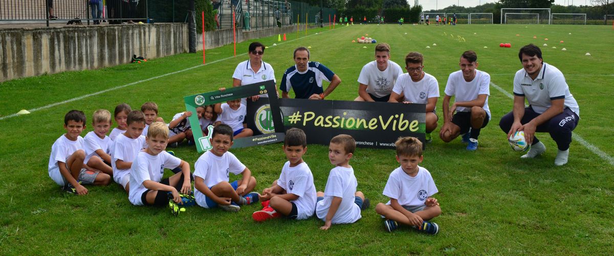 Bambini e mister della scuola calcio Vibe Ronchese durante l'open day con la cornice societaria